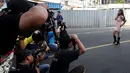 Sejumlah fotografer memotret seorang model yang berpose di Jalan MH Thamrin, Jakarta, Minggu (19/7/2015). Momen Jakarta sepi akibat banyak yang mudik, dimanfaatkan fotografer untuk memotret model. (Liputan6.com/Johan Tallo)