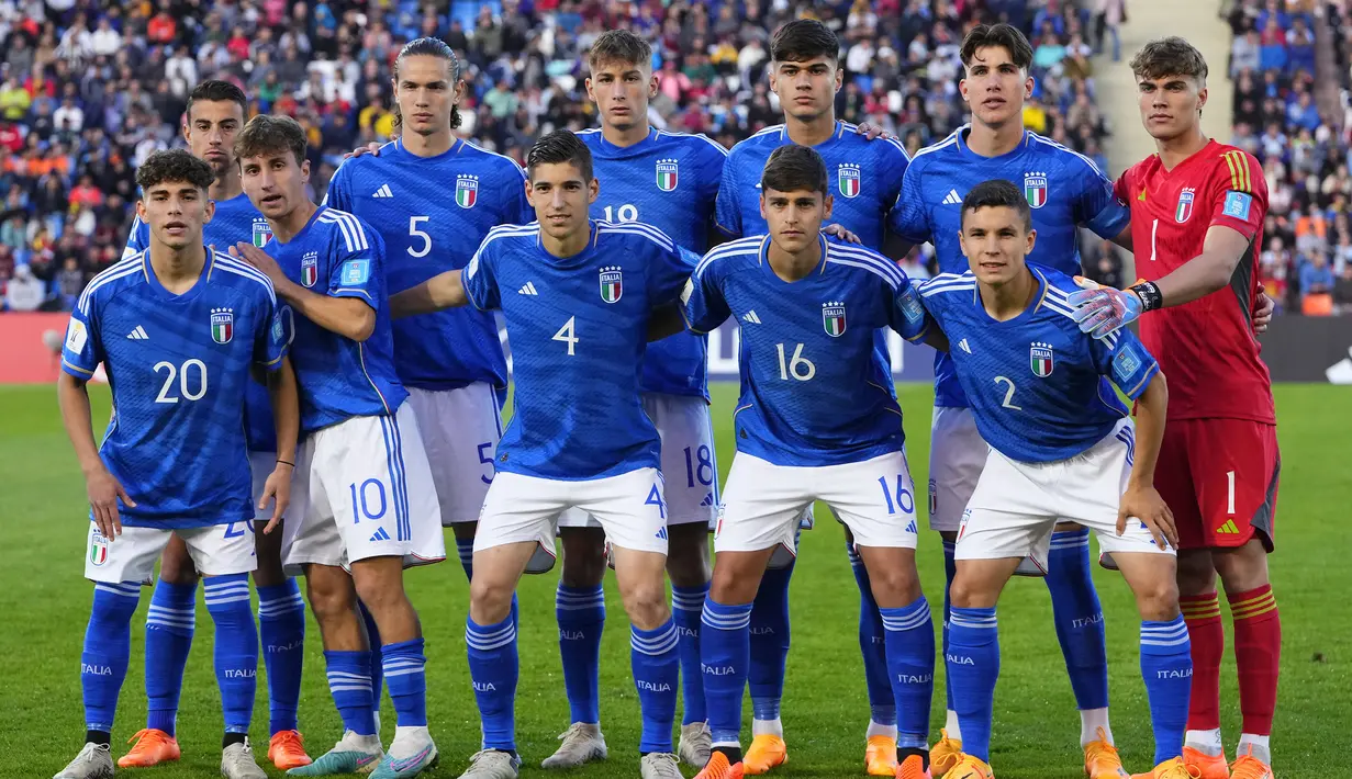 Para pemain starting XI Timnas Italia U-20 berfoto sebelum dimulainya laga Grup D Piala Dunia U-20 2023 menghadapi Brasil di Malvinas Argentinas Stadium, Mendoza, Argentina, Minggu (21/5/2023). (AP Photo/Natacha Pisarenko)