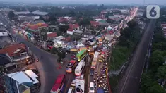 Foto udara memperlihatkan kondisi lalu lintas di Simpang Jomin Pantura, Cikampek, Jawa Barat, Jumat (29/4/2022). Memasuki H-3 Idul Fitri, jalur mudik didominasi oleh kendaraan roda dua, truck dan mobil. (merdeka.com/Imam Buhori)