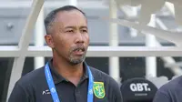 Pelatih sementara Persebaya Surabaya, Uston Nawawi. (Bola.com/Aditya Wany)