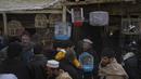 Seorang pedagang yang memegang sangkar dengan seekor burung mencari pelanggan di pasar burung di Kabul, Afghanistan, Selasa (16/11/2021). Pelanggan di pasar ini kebanyakan adalah pria. Namun beberapa wanita pun ikut meramaikan pasar burung ini. (AP Photo/Petros Giannakouris)