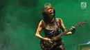 Pemain gitar band beraliran Rock God Bless, Ian Antono menunjukkan aksinya dalam JogjaRockarta International Music Festival 2017 di Stadion Kridosono, Jogjakarta, Jumat (29/9). (Liputan6.com/Herman Zakharia)