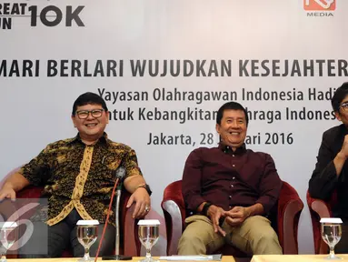 Executive Director YOI, Bambang Asmarabudi (kanan) memberikan keterangan seputar pelaksanaan Bandung Great Run 10K di Jakarta, Kamis (28/1/2016). Acara tersebut untuk membantu mewujudkan kesejahteraan atlet/mantan atlet. (Liputan6.com/Helmi Fithriansyah)