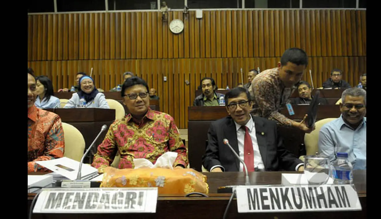 Mendagri Tjahjo Kumolo dan Menkumham Yasona Laoly saat mengikuti rapat dengan Komisi II DPR di Gedung Nusantara, Kompleks Parlemen Senayan, Jakarta, Senin (19/1/2015). (Liputan6.com/Andrian M Tunay)