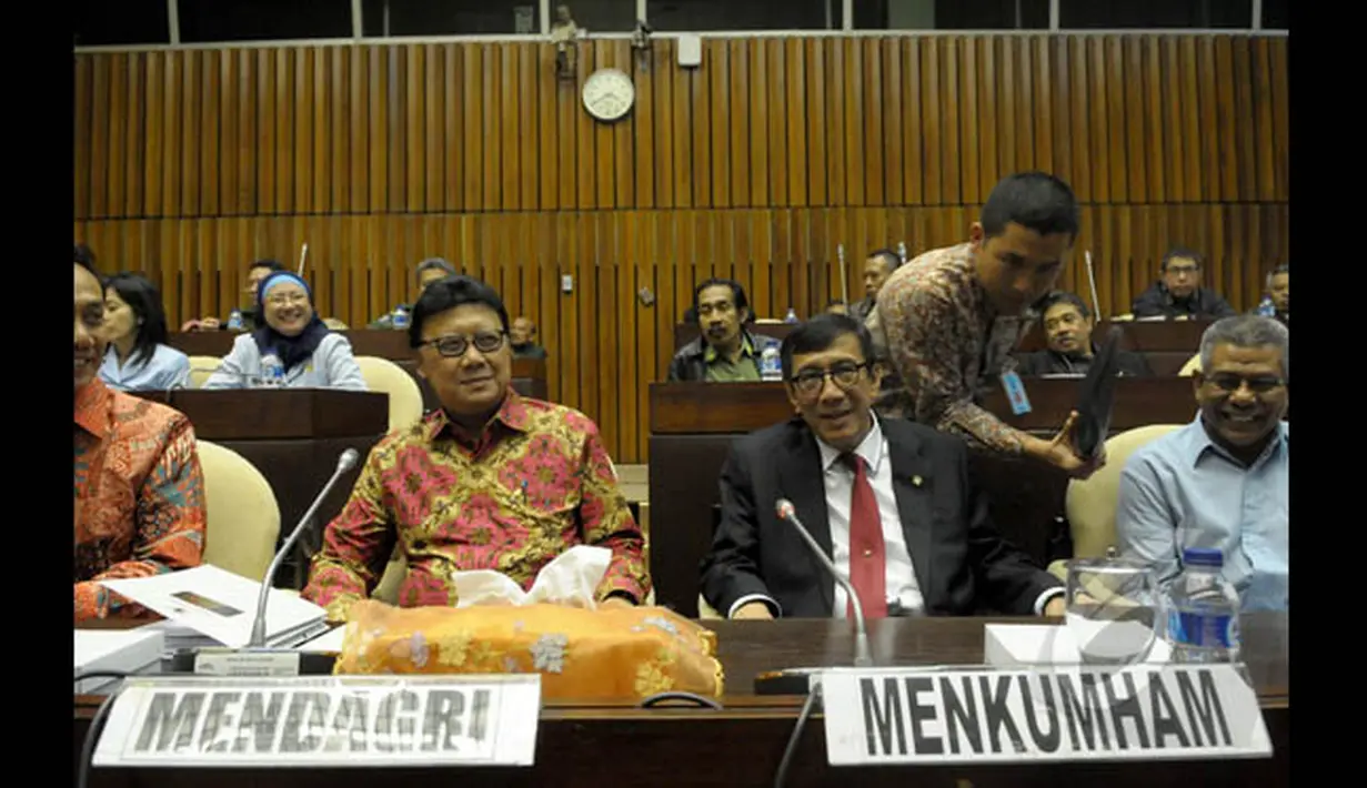 Mendagri Tjahjo Kumolo dan Menkumham Yasona Laoly saat mengikuti rapat dengan Komisi II DPR di Gedung Nusantara, Kompleks Parlemen Senayan, Jakarta, Senin (19/1/2015). (Liputan6.com/Andrian M Tunay)