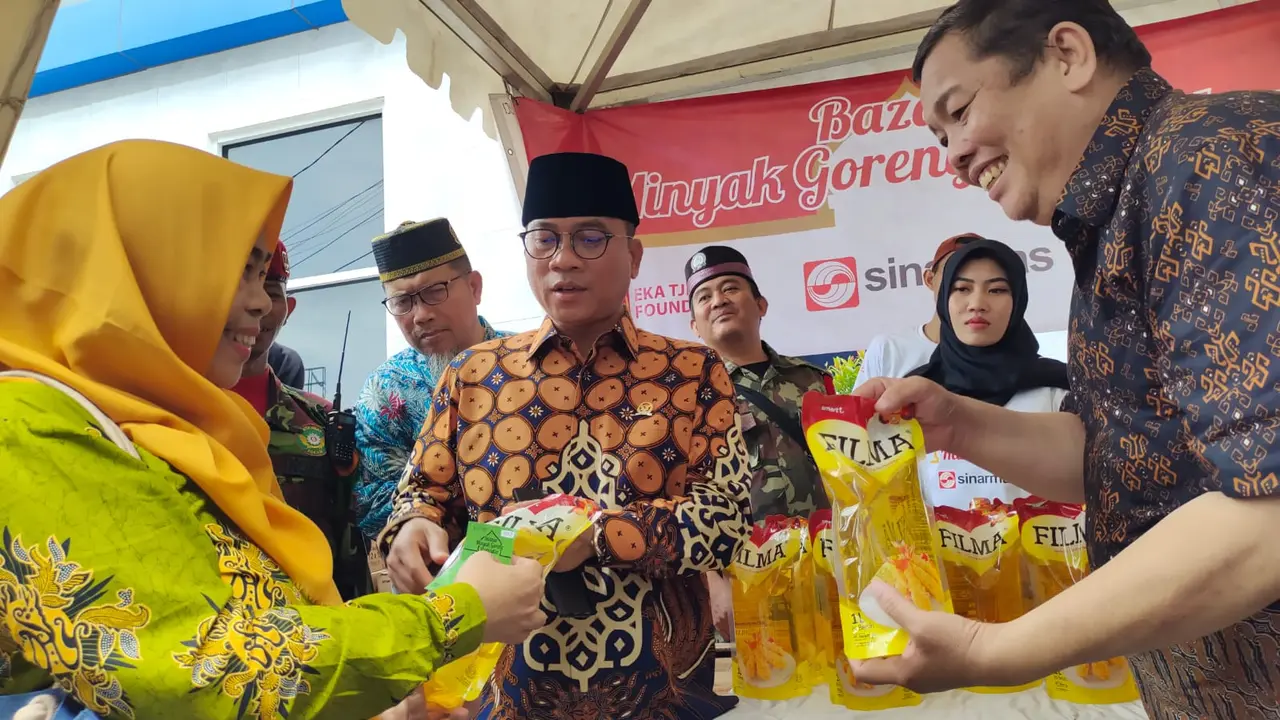 Melalui Yayasan Muslim Sinar Mas (YMSM), Asia Pulp & Paper Sinar Mas beserta PT Indah Kiat Pulp & Paper Tbk - Serang Mill, Sinar Mas mengawali Bazar Minyak Goreng Ramadan menggandeng Pimpinan Wilayah Muhammadiyah Provinsi Banten. (Dok Sinar Mas)
