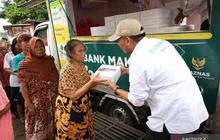 Baznas Distribusi Iftar 400 Paket Makanan untuk Pemulung di Jakarta Selatan