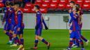 Pemain Barcelona Lionel Messi (kanan) merayakan usai mencetak gol ke gawang Levante pada pertandingan La Liga Spanyol di Stadion Camp Nou, Barcelona, Spanyol, Minggu (13/12/2020). Barcelona menang 1-0. (AP Photo/Joan Monfort)