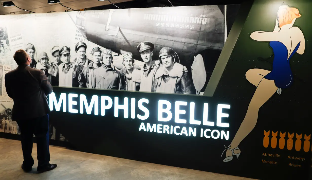 Seorang pengunjung memperhatikan gambar Boeing B-17 Flying Fortress, Memphis Belle saat dipamerkan di Museum Nasional Angkatan Udara AS, Dayton, Ohio, Rabu (16/5). Memphis Belle sempat digunakan untuk berperang melawan Nazi. (AP Photo/John Minchillo)