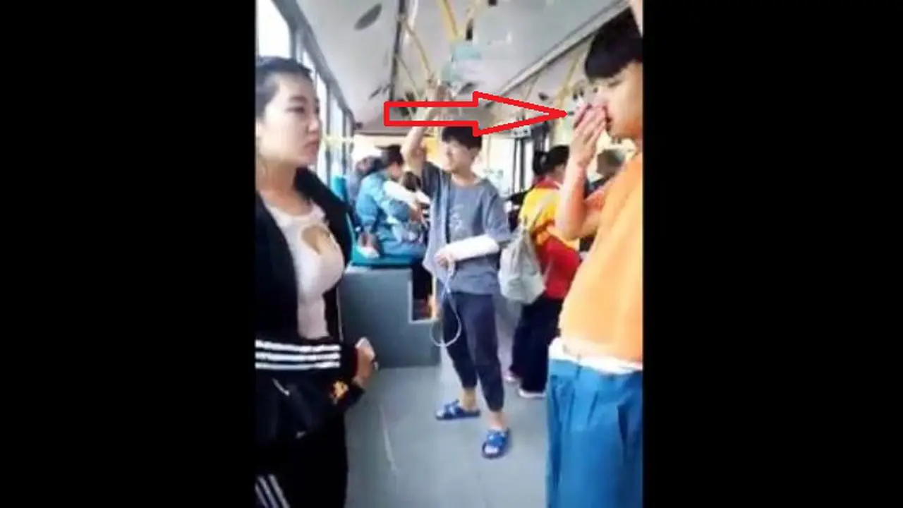 Waduh, Cowok Ini Mimisan Lihat Belahan Payudara Cewek!