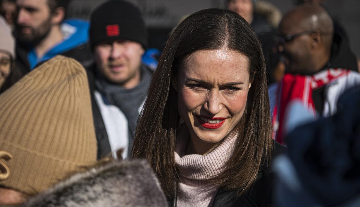 Usai 16 tahun hidup bersama, Marin dan sang suami yang mantan pesepak bola menikah di kediaman resmi perdana menteri pada tahun 2020 selama jeda penguncian covid-19 di Finlandia. (Photo by Jonathan NACKSTRAND / AFP)