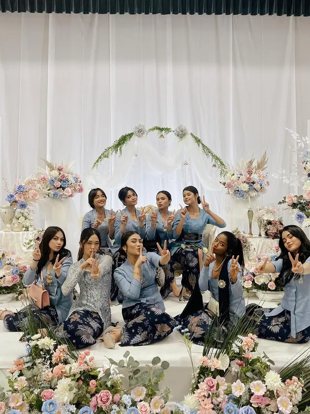 7 Potret Fuji Jadi Bridesmaid di Pernikahan Azizah Salsha, Menawan Pakai Kebaya
