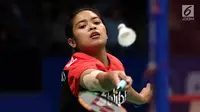 Tunggal Putri Indonesia, Gregoria Mariska Tunjung mengembalikan kok ke arah Tai Tzu Ying (Taiwan) di Babak Kedua Indonesia Open 2017 di JCC Plenary Hall, Jakarta, Kamis (15/6). Gregoria kalah 13-21, 16-21. (Liputan6.com/Helmi Fithriansyah)