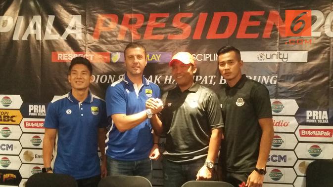 Gelandang Persib Bandung, Kim Jeffrey Kurniawan dalam sesi konferensi pers menjelang Piala Presiden 2019, Jumat (1/3/2019). (Bola.com/Erwin Snaz)
