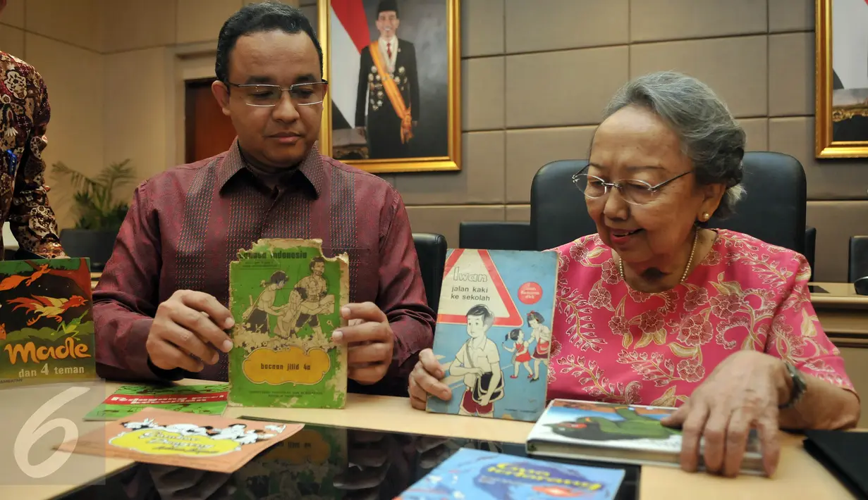 Mendikbud Anies Baswedan saat beraudiensi dengan Kartini Subekti, kakak kandung pencipta boneka Unyil, Pak Raden di Jakarta, Rabu (23/3). Pihak keluarga ingin meminta bantuan Kemendikbud untuk mengelola aset peninggalan Pak Raden (Liputan6.com/JohanTallo)