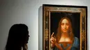 Pekerja melihat lukisan Leonardo da Vinci berjudul 'Salvator Mundi' di rumah lelang Christie di London, (22/10). Diperkirakan, lukisan itu dibuat pada tahun 1500-an. (AFP Photo/Tolga Akmen)