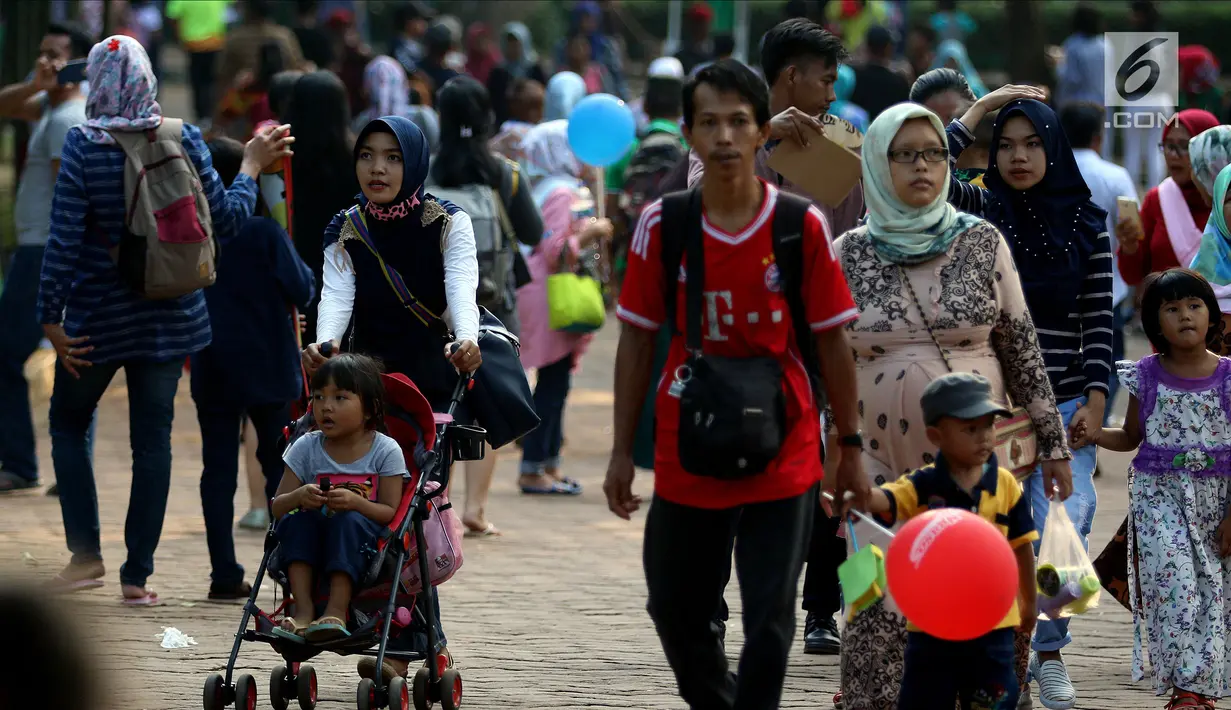 Keramaian pengunjung saat mengisi libur Lebaran di Kebun Binatang Ragunan, Jakarta, Sabtu (16/6). Kebun Binatang Ragunan masih menjadi tempat favorit warga Jakarta untuk menghabiskan libur Lebaran. (Liputan6.com/JohanTallo)