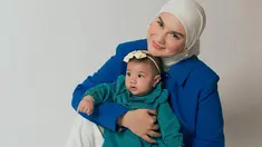 Irish Bella sempat menamai putrinya dengan Asma Puti Sabai Akbar. Nama yang diberikan tak lama setelah kelahiran anak keduanya. Namun selang beberapa bulan, Irish dan Ammar Zoni justru memutuskan mengganti nama anak mereka menjadi Amala Puti Sabai Akbar. (Liputan6.com/IG/@_irishbella_)