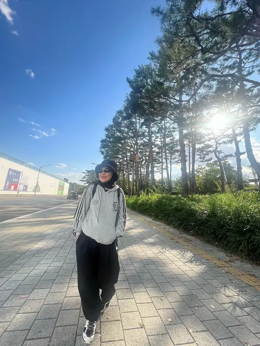 Di Korea Selatan, Umi Kalsum tampil dengan gaya yang berbeda. Nampak stylish, ibu dua anak itu terlihat tampil sporty dengan sneakers, sweater dan bucket hat. [Foto:Instagram/mom_ayting92_]