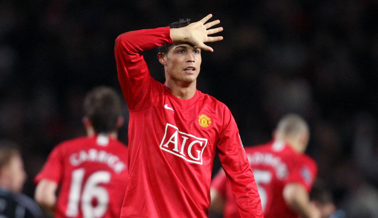 Cristiano Ronaldo berkembang menjadi pemain top dunia bersama Manchester United di bawah asuhan Sir Alex Ferguson. Sang pemain memutuskan hengkang dari Old Trafford kala nilai pasarnya ditaksir sebesar 60 juta euro. Ia ditebus Real Madrid dengan harga sebesar 94 juta euro pada bursa transfer musim panas 2009/2010. Ronaldo sempat bermain dalam 292 laga dengan mencetak 118 gol dan 68 assist sebelum akhirnya kembali lagi ke Manchester United pada musim lalu. (AFP/Andrew Yates)