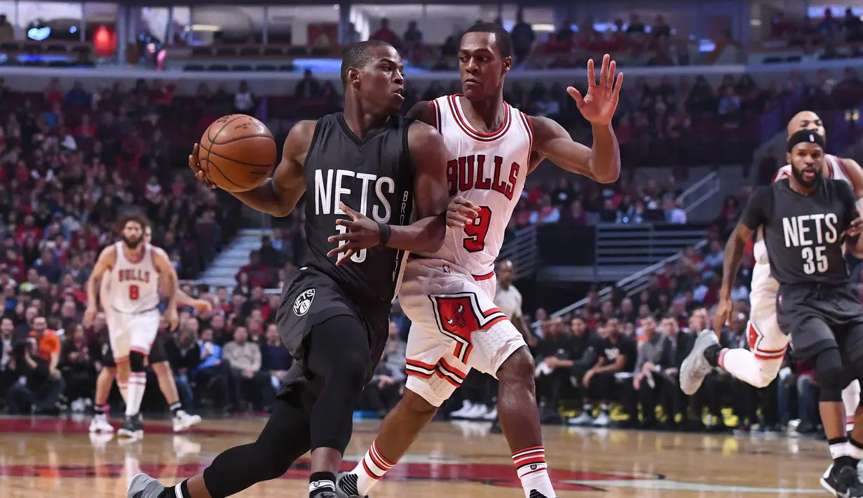 Pemain Brooklyn Nets, Isaiah Whitehead #15 menggiring bola saatdibayangi pemain Chicago Bulls, Rajon Rondo #9 pada lanjutan NBA basketball game, (28/12/2016) di United Center.  Bulls menang 101-99. (Reuters/Mike DiNovo-USA TODAY Sports)