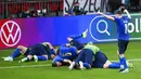 Para pemain Italia melakukan selebrasi setelah rekan setimnya Matteo Pessina mencetak gol ke gawang Austria pada pertandingan babak 16 besar Euro 2020 di Stadion Wembley, London, Inggris, Sabtu (26/6/2021). Italia menang 2-1. (Laurence Griffiths/Pool Photo via AP)