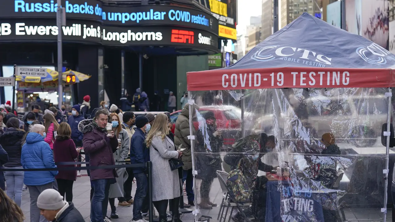New York mengembalikan mandat masker saat kasus melonjak