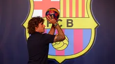 Antoine Griezmann berpose saat pemotretan di Barcelona, Spanyol, Sabtu (13/7/2019). Antoine Griezmann telah resmi bergabung dengan Barcelona. (AP Photo/Emilio Morenatti)