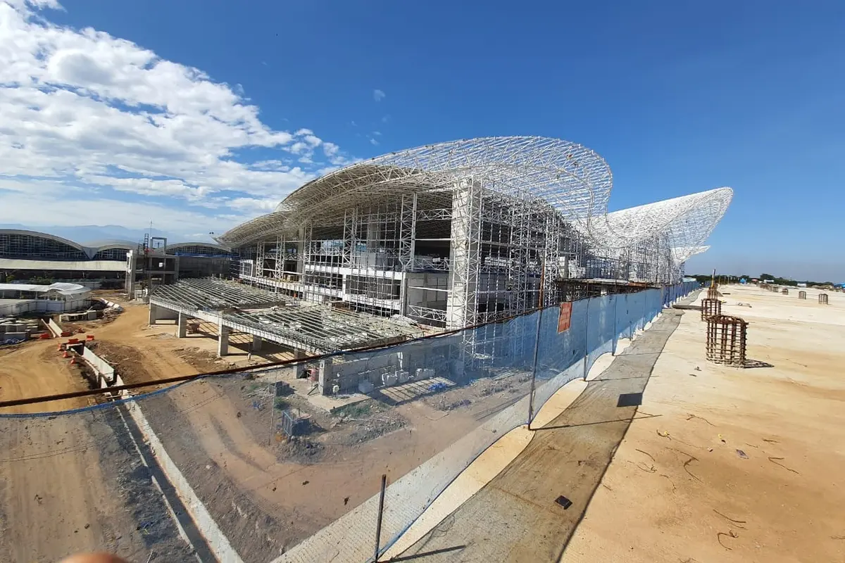 Proyek pengembangan Bandara Sultan Hasanuddin Makassar telah mencapai 55,17 persen.