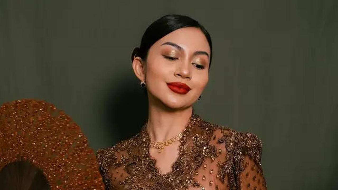 Potret Detail Kebaya Ariel Tatum di Hari Kebaya Nasional 2025, Pancarkan Aura Elegan