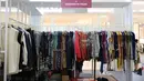 Parade Wastra Nusantara 2025 di Kota Kasablanka menjadi ajang pertemuan antara tradisi dan inovasi. Dalam gelaran ini, brand smart casual She_Ku berkolaborasi dengan label kebaya ternama Kebayaku by Indah karya desainer Indah Erlina. Kolaborasi ini mengusung misi memadukan kebaya klasik dengan sentuhan modern agar wastra Indonesia tetap relevan di gaya hidup masa kini. (foto/dok: fimela.com)
