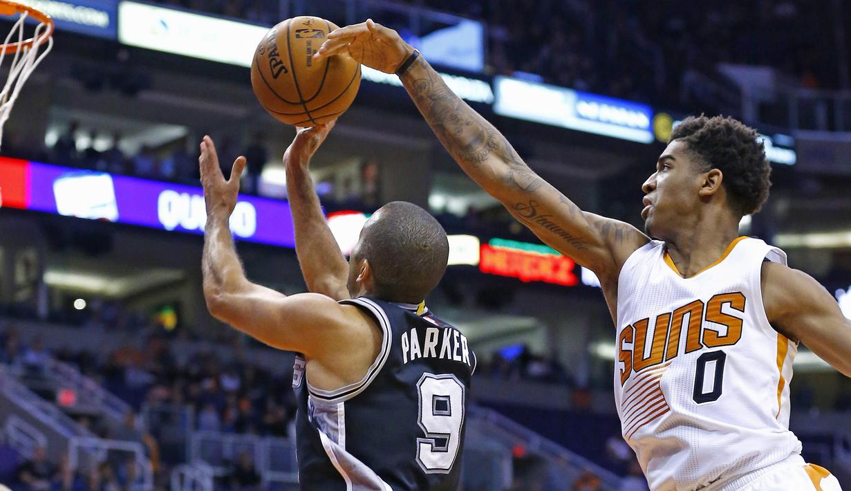 Pemain Phoenix Suns,  Marquese Chriss (kanan) mencoba mamblok tembakan pemain San Antonio Spurs, Tony Parker (kiri) pada laga NBA di Talking Stick Resort Arena, (15/12/2016). Spurs menang 107-92. (AP/Ross D. Franklin)