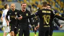 Pemain Barcelona merayakan gol yang dicetak Antoine Griezmann ke gawang Dynamo Kiev pada laga Liga Champions di Stadion NSK Olimpiyskiy, Rabu (25/11/2020) dini hari WIB. Barcelona menang 4-0 atas Dynamo Kiev. (AFP/Sergei Supinsky)