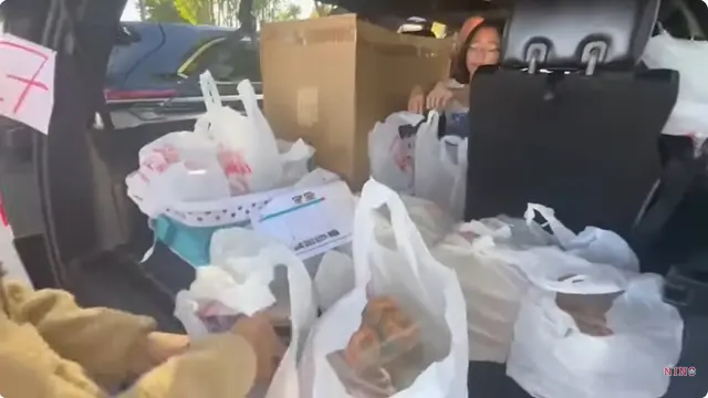 Nino Kuya jualan gorengan