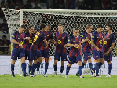 Para pemain legenda Barcelona merayakan gol pertama timnya yang dicetak oleh Rivaldo ke gawang DRX World Legends dalam laga Clash of Legends di Stadion Utama Gelora Bung Karno (SUGBK), Senayan, Jakarta, Sabtu (18/04/2026). (Bola.com/Bagaskara Lazuardi)