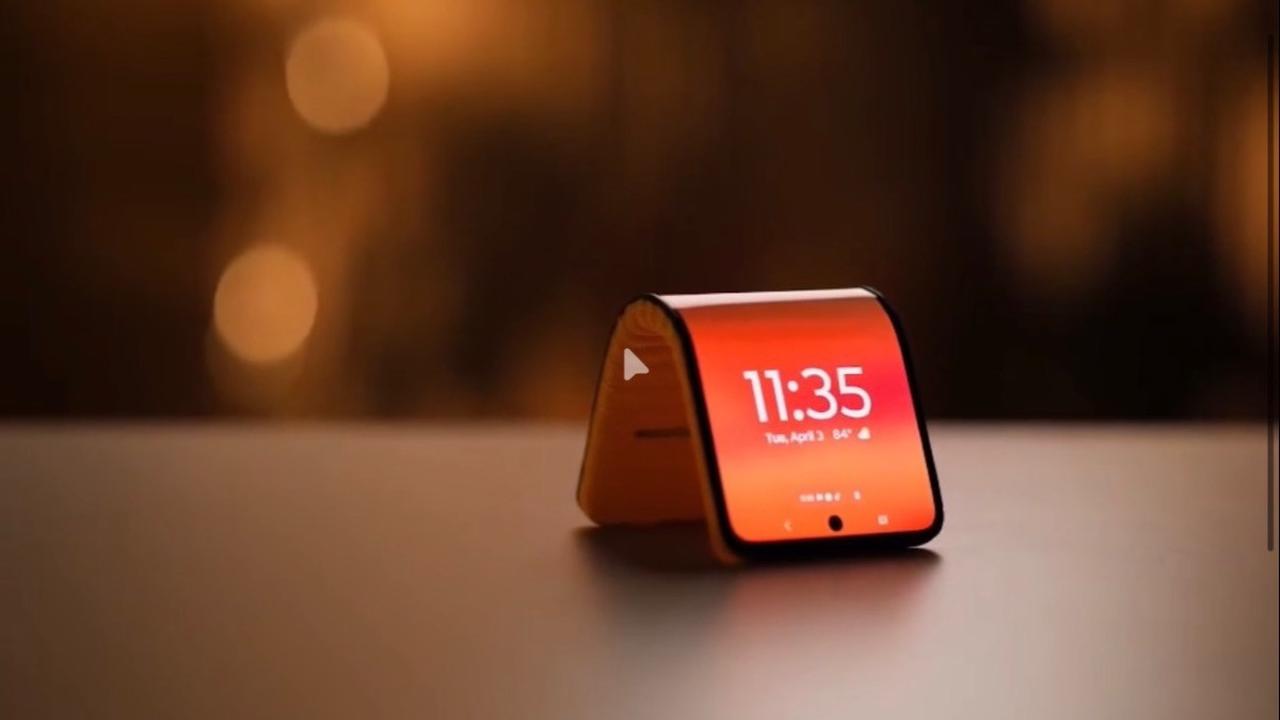 Motorola Pamer HP Bisa Ditekuk Jadi Gelang dan Smartwatch, Ini Wujudnya