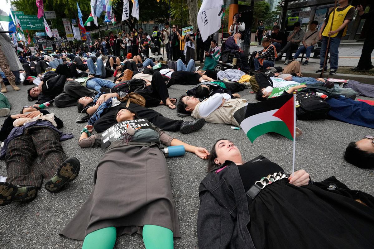 Aksi Die-In Pro-Palestina di Pusat Kota Seoul