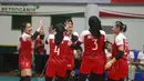 <p>Selebrasi para pemain timnas bola voli putri Indonesia setelah meraih poin saat menghadapi Chinese Taipei pada laga semifinal Kejuaraan Bola Voli Putri AVC Challenge Cup 2023 di GOR Tri Dharma, Gresik, Jawa Timur, Sabtu (24/6/2023). Indonesia menang 3-2 atas Chinese Taipei (22-25, 26-24, 22-25, 25-20 dan 15-12) dan memastikan lolos ke babak final untuk menantang Vietnam. (Dok. PBVSI)</p>