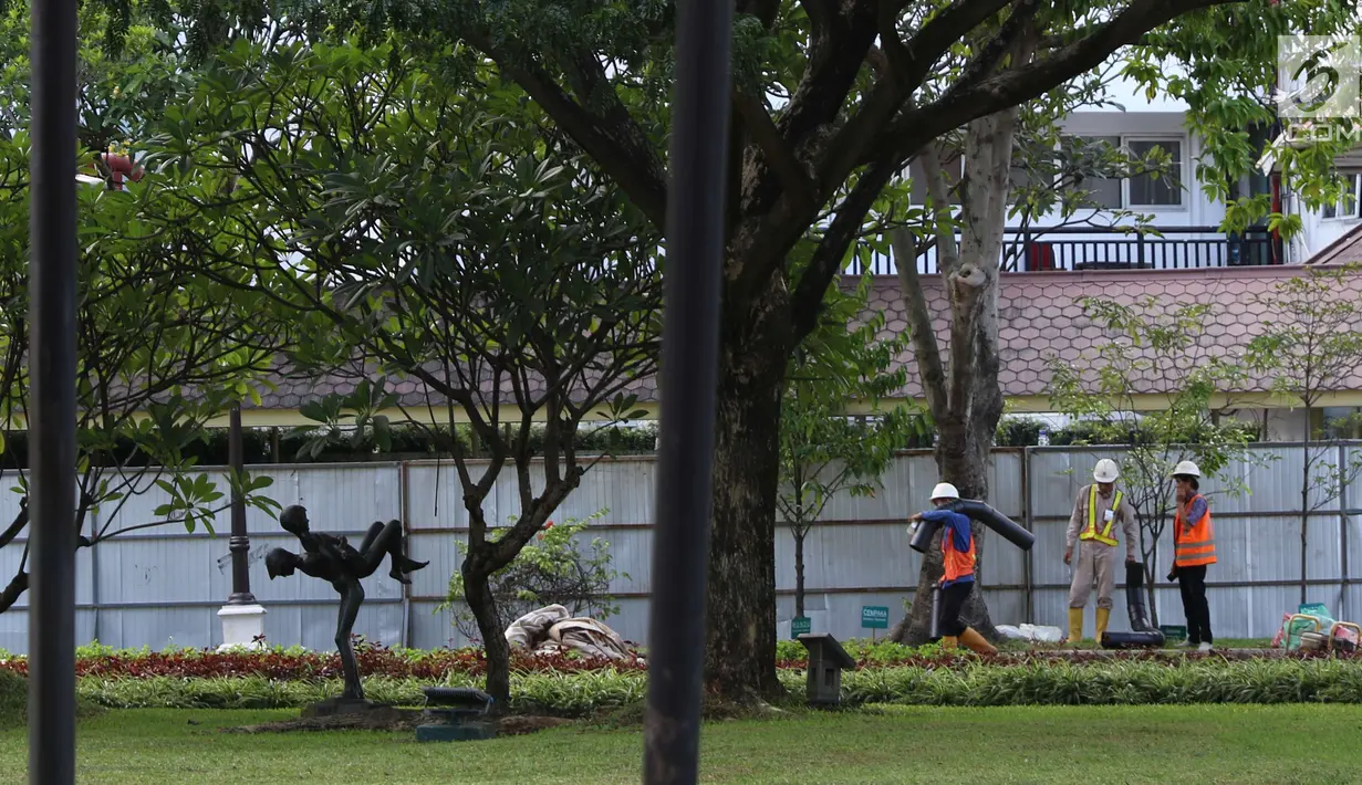 Sejumlah pekerja memperbaiki drainase Kompleks Istana Kepresidenan, Jakarta, Senin (18/12). Presiden Jokowi memindahkan aktivitas kerja ke Istana Bogor hingga proses revitalisasi drainase lingkungan Istana di Jakarta selesai. (Liputan6.com/Angga Yuniar)