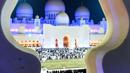 Umat muslim berdoa di halaman Masjid Agung Sheikh Zayed di Abu Dhabi, Uni Emirat Arab, Sabtu (1/6/2019). Umat muslim memanjatkan doa-doa jelang berakhirnya Ramadan untuk mendapatkan Lailatul Qadar atau malam yang lebih baik dari seribu bulan. (KARIM SAHIB/AFP)