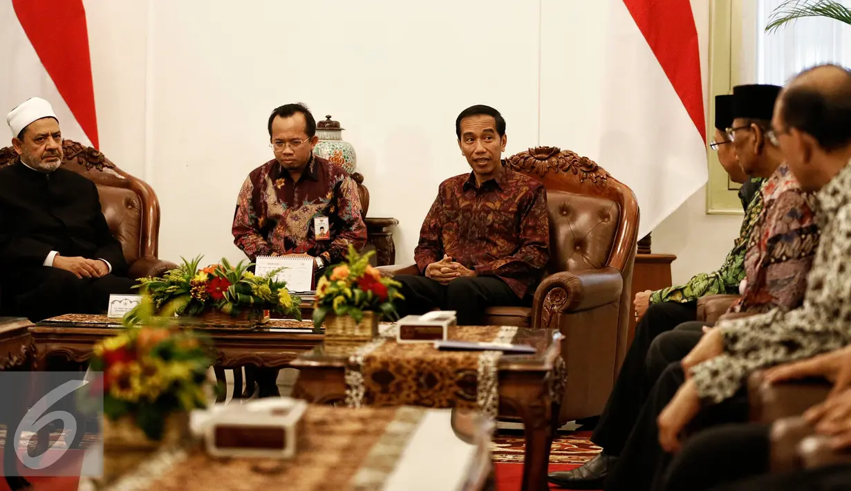 Presiden Joko Widodo berbincang dengan Grand Syeikh Al Azhar Ahmed Muhammad Ahmed El Tayeb di Istana Merdeka, Jakarta, Senin (22/2). Kunjungan El Tayeb membahas ajaran Islam yang moderat dan rahmatan lil alamin. (Liputan6.com/Faizal Fanani)
