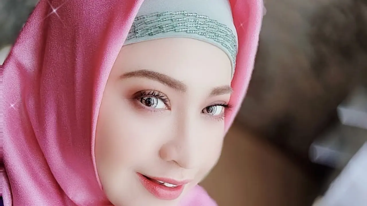 Putri Elvy Sukaesih, Neng Wirdha, mempopulerkan lagu berjudul Abang Zecky. Lagu ini laris manis diputar di radio.