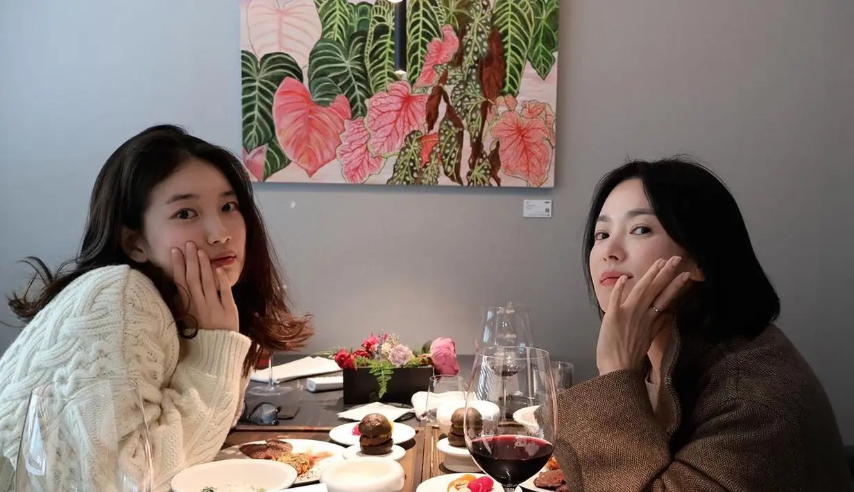 Bae Suzy tampil nyaman mengenakan sweater wool putih yang tebal [@kyo1122]