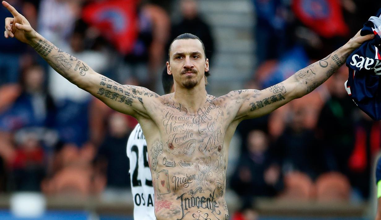Pemain depan Swedia, Paris Saint-Germain, Zlatan Ibrahimovic merayakan kemenangan setelah mencetak gol pada pertandingan sepak bola Prancis L1 Paris Saint-Germain  vs Caen di stadion Parc des Prince, Paris (14/02/2015). (AFP PHOTO / KENZO TRIBOUILLARD)