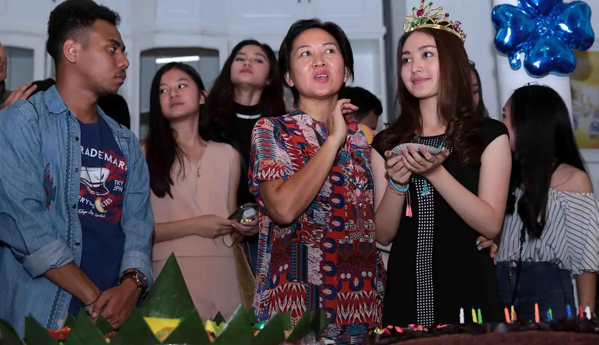 Kebahagiaan Natasha pun tidak lepas karena kehadiran sang mama dalam pesta ulang tahunnya tadi malam. Sambil memegang potongan kue ulang tahun di tangannya, Natasha tampak ingin memberikannya untuk sang mama. (Deki Prayoga/Bintang.com)