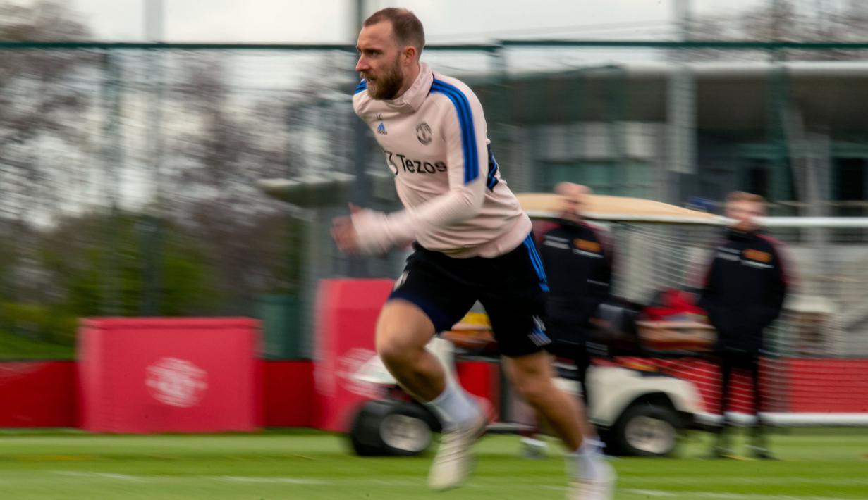 <p>Pemain Manchester United, Christian Eriksen kembali mengikuti sesi latihan Manchester United di Carrington pada Jumat (07/04/2023) WIB. Eriksen sempat absen lama dari lini tengah MU akibat cedera pergelangan kaki saat menjamu Reading di babak keempat Piala FA di Old Trafford, Minggu (29/1/2023) WIB. (Twitter/@ManUtd)</p>