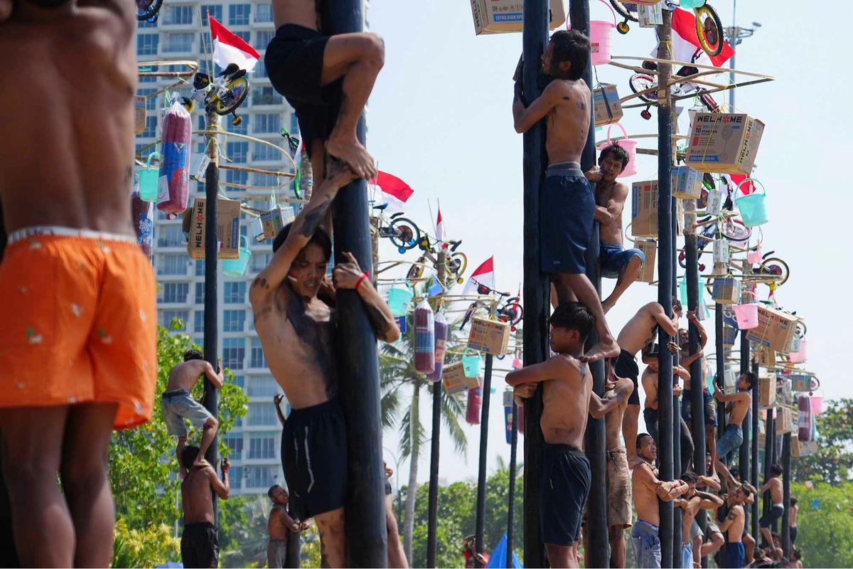 FOTO: Serunya Panjat Pinang di Ancol, 400 Peserta Rebut Hadiah Kemerdekaan