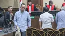 Para terdakwa juga dibebani kewajiban membayar uang pengganti sebesar Rp 5 miliar sebagai bagian dari upaya pemulihan kerugian negara. Tampak dalam foto, terdakwa kasus dugaan korupsi tata kelola minyak mentah dan produk kilang pada PT Pertamina Subholding dan Kontraktor Kontrak Kerja Sama (KKKS) tahun 2018-2023, Indra Putra (kedua kiri), usai menjalani sidang tuntutan di Pengadilan Tindak Pidana Korupsi (Tipikor), Jakarta, Rabu (22/4/2026). (merdeka.com/Arie Basuki)