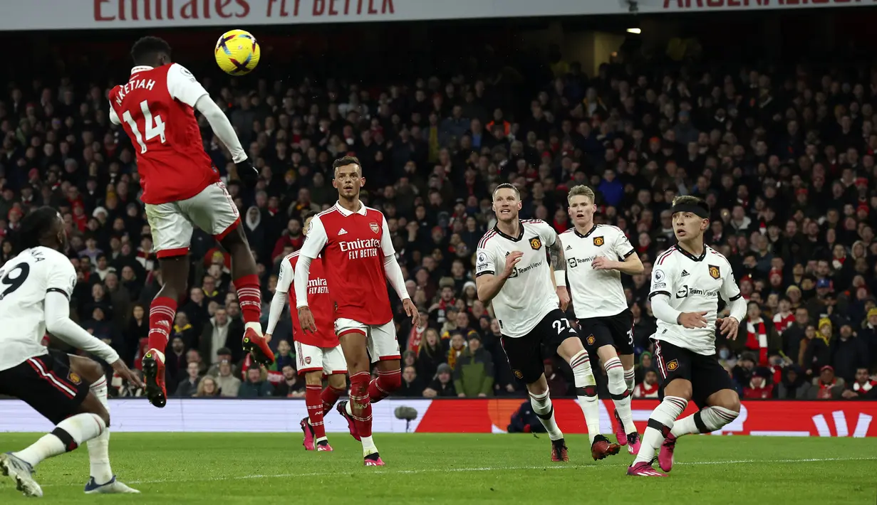 Pemain Arsenal, Eddie Nketiah mencetak gol pembuka timnya ke gawang Manchester United pada laga lanjutan Liga Inggris 2022/2023 yang berlangsung di Emirates Satdium, London, Minggu (23/01/2023). Arsenal berhasil menang dengan skor 3-2 atas Manchester United. (AP Photo/Ian Walton)