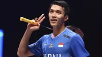 Selebrasi pebulu tangkis tunggal putra Indonesia, Jonatan Christie usai mengalahkan sesama wakil Indonesia, Anthony Sinisuka Ginting pada laga final tunggal putra kejuaraan bulu tangkis All England 2024 di Utilita Arena, Birmingham, Inggris (17/3/2024) malam WIB. Jonatan Christie menang dua gim langsung (21-15, 21-14) sekaligus menjadi juara. (AP Photo/Rui Vieira)